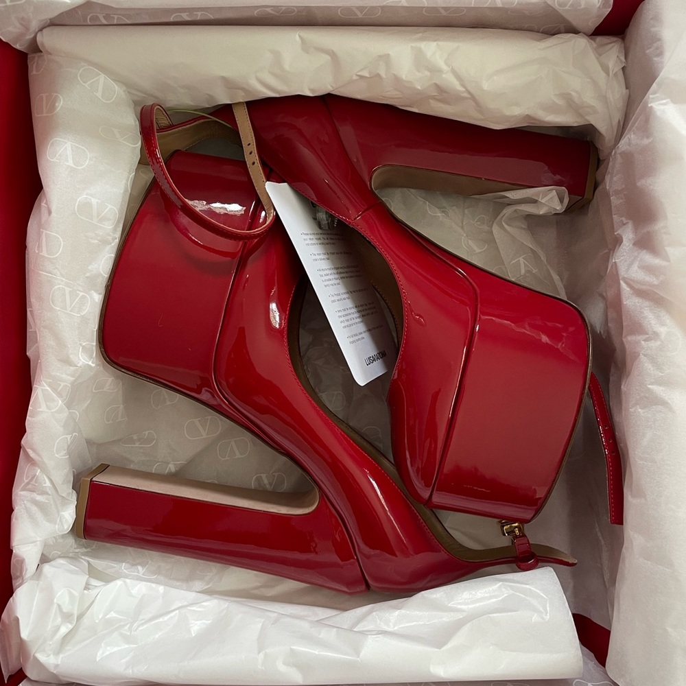 Valentino Garavani Tan-Go patent-leather platform pump